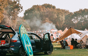 大家按照自身体力和背包空余情况，合理地分配公共物资